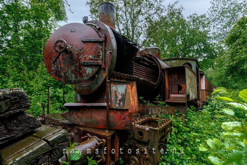 Wat een geweldige mooie stoomtrein. Verlaten in België.