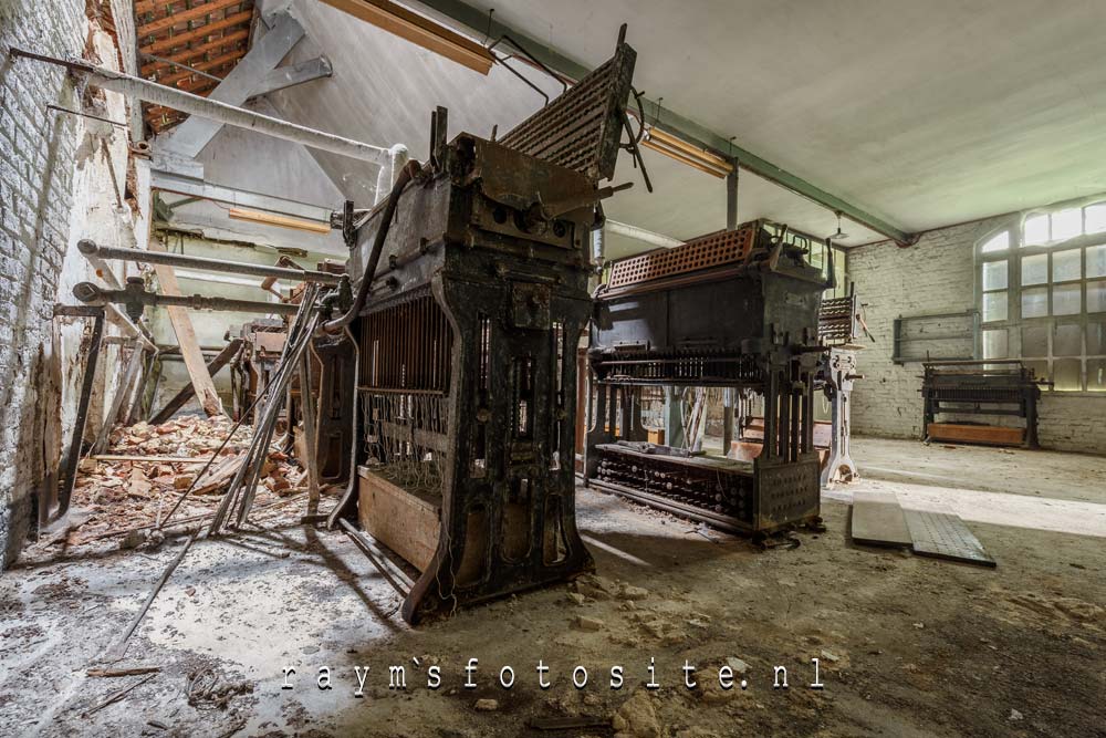 Prachtige machines in deze oude verlaten kaarsenfabriek. je zou het niet zeggen, maar deze ruimte is behoorlijk donker.
