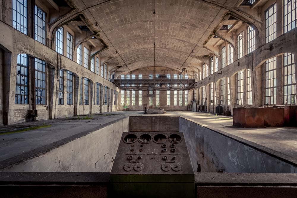 Krachtstroom. verlaten energiecentrale in België. Heerlijk die oude verlaten industrie.