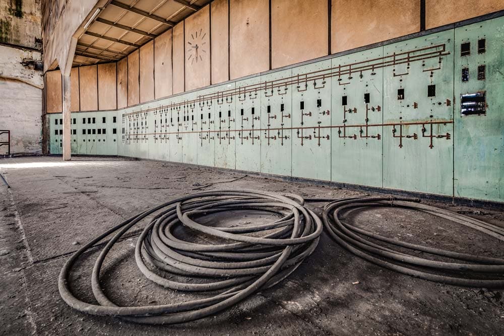 Krachtstroom. verlaten energiecentrale in België. Het mooie grote schakelpaneel zit tegenwoordig helaas onder de graffiti.