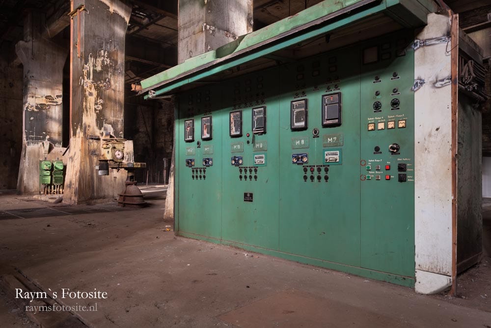 kraftwerk V, urbex. Schakelborden in deze verlaten elektriciteitscentrale.