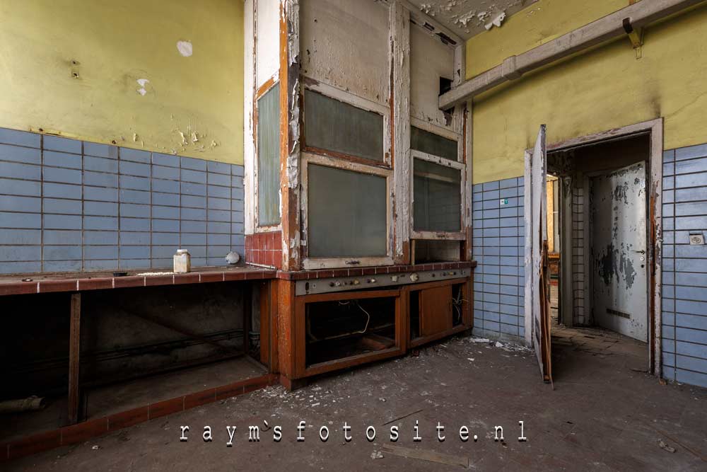 Deze urbexlocatie is al geruime tijd verlaten. Veel bladders aan de plafonds.