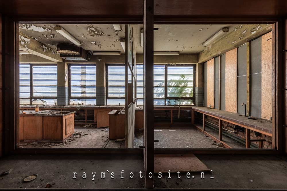 Prachtig doorkijkje naar het laboratorium. Heerlijk vervallen.