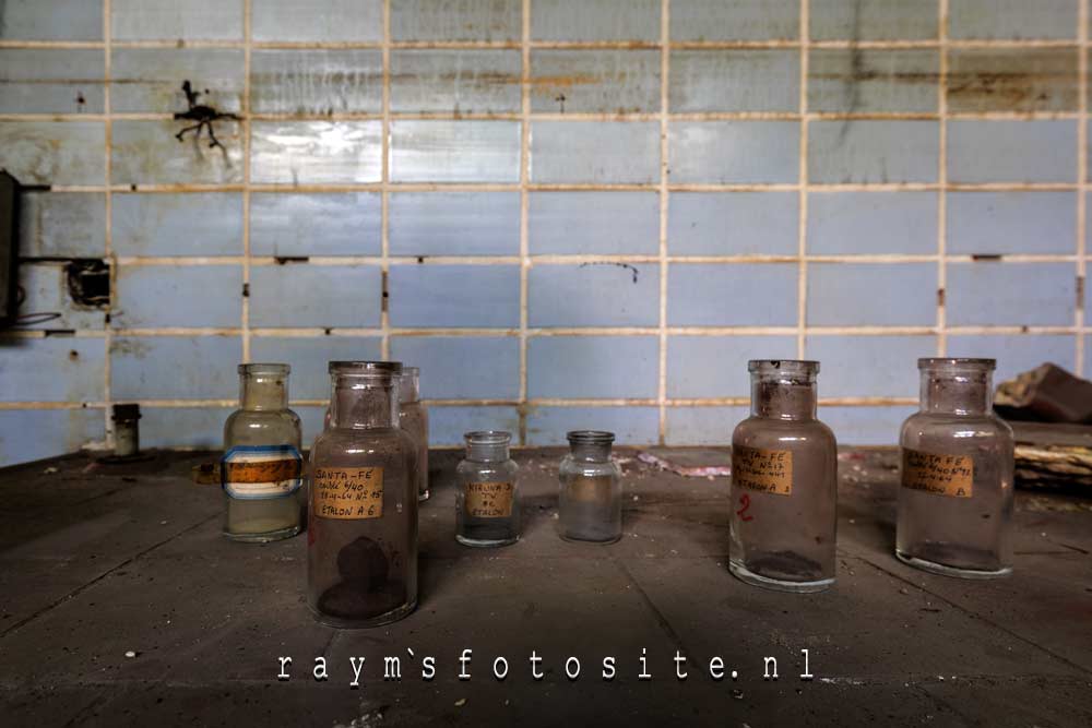 Labo Syndical urbex. Diverse chemicaliën in achtergebleven potjes.