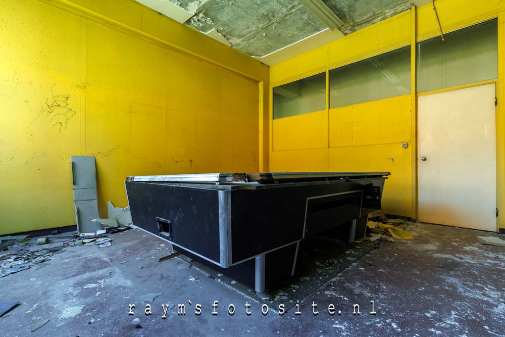 Belgie urbex. Een pooltafel die is achtergebleven.