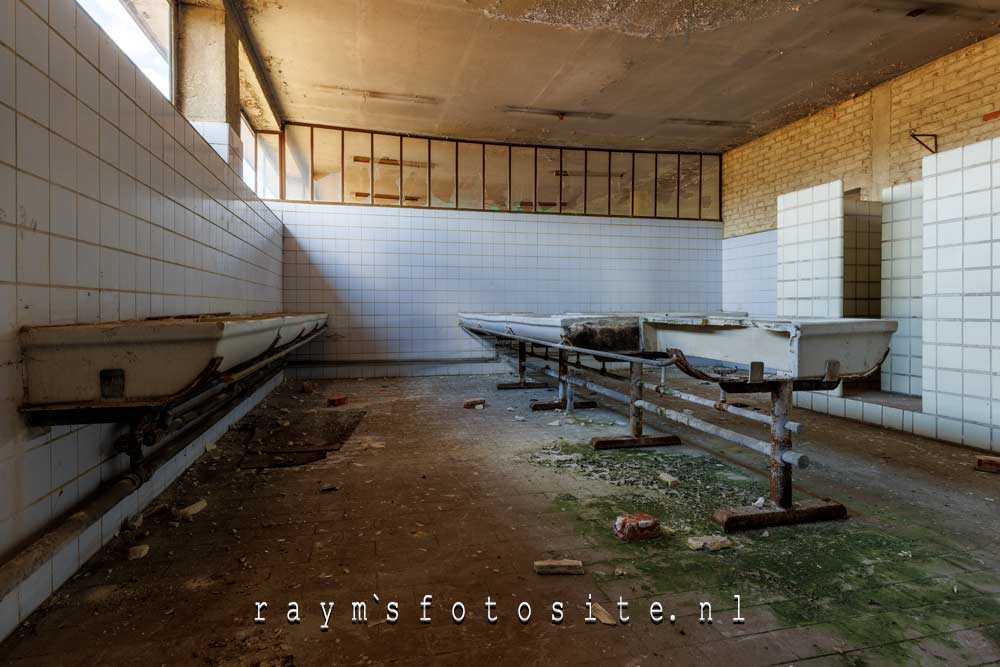 Oude wasruimte urbex. Kantoren en laboratoria op een verlaten fabrieksterrein.
