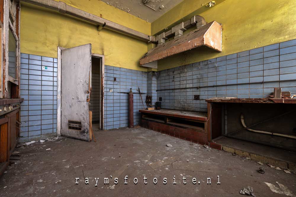Urbex in België. Verlaten laboratorium in een lang verlaten gebouw.