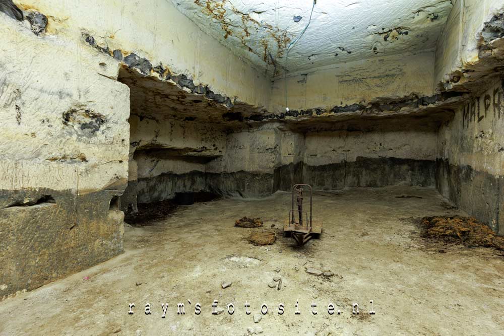 Urbex groeve in België. Ik schrok me rot van een ree die hier onderdak had gezocht.
