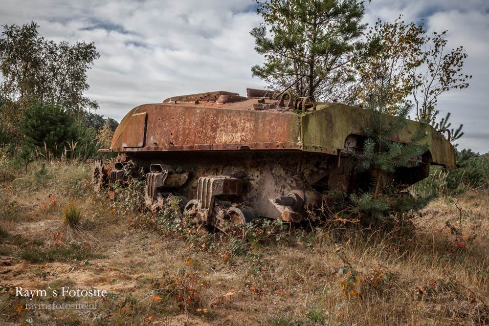 Een oude achtergelaten tank op het militaire terrein.