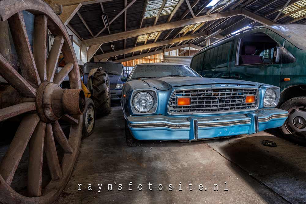 Geweldige oude verlaten Ford Mustang in Nederland.