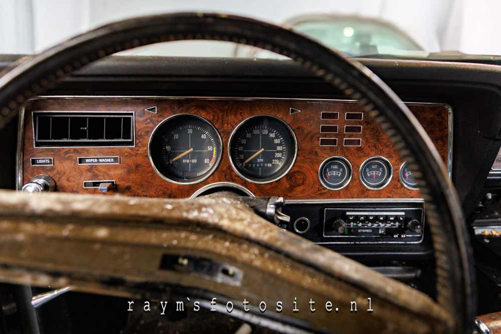 Urbex in Nederland. Een loods met allemaal achtergelaten auto`s.