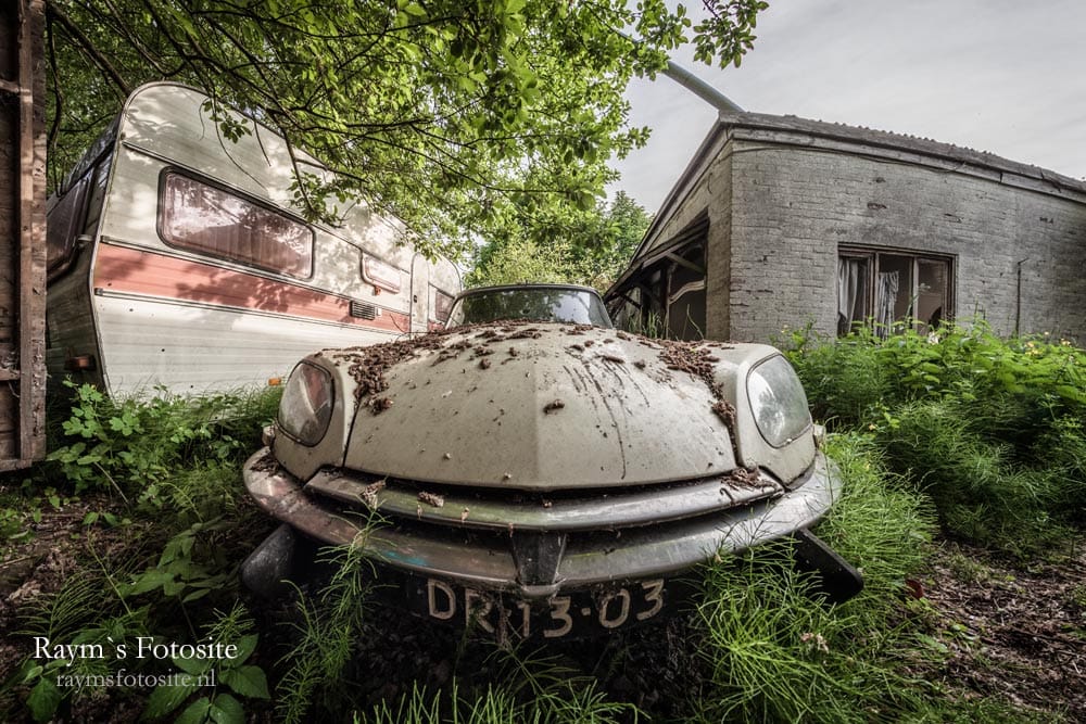 Lost Citroën DS. Een locatie waar 2 van deze Citroëns staan, een caravan en een verlaten huisje.