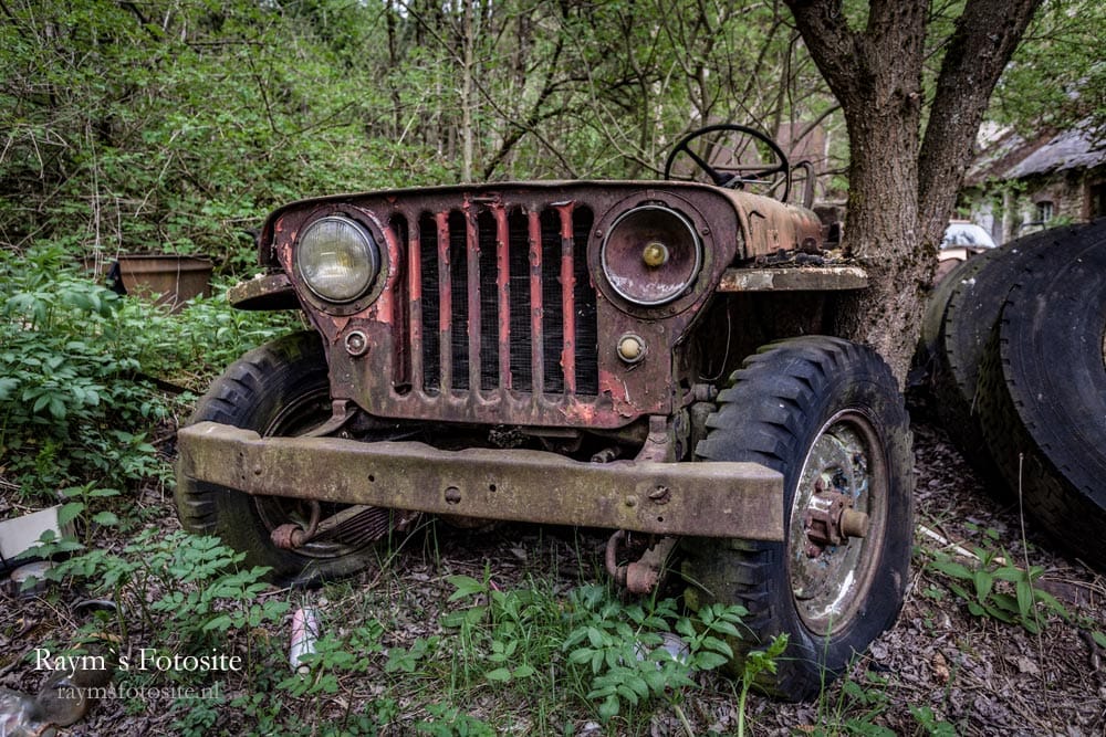 Lost in the Pinecones. Diverse urbexauto`s, zoals deze oude Jeep.