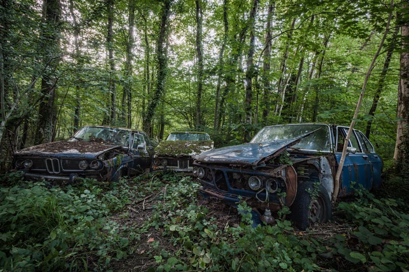 Urbex-locaties. Lost in the Woods 5. Een locaties met allemaal verlaten auto`s.