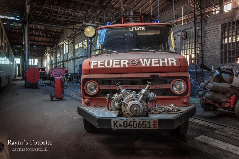 Urbex in Duitsland. Een grote hal met locomotieven, wagons en brandweerauto`s. Geweldige urbex locatie.