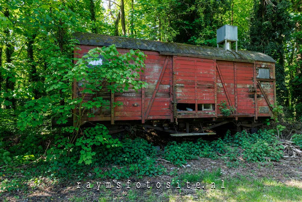 Lost station. Urbex in België, een oude wagon.