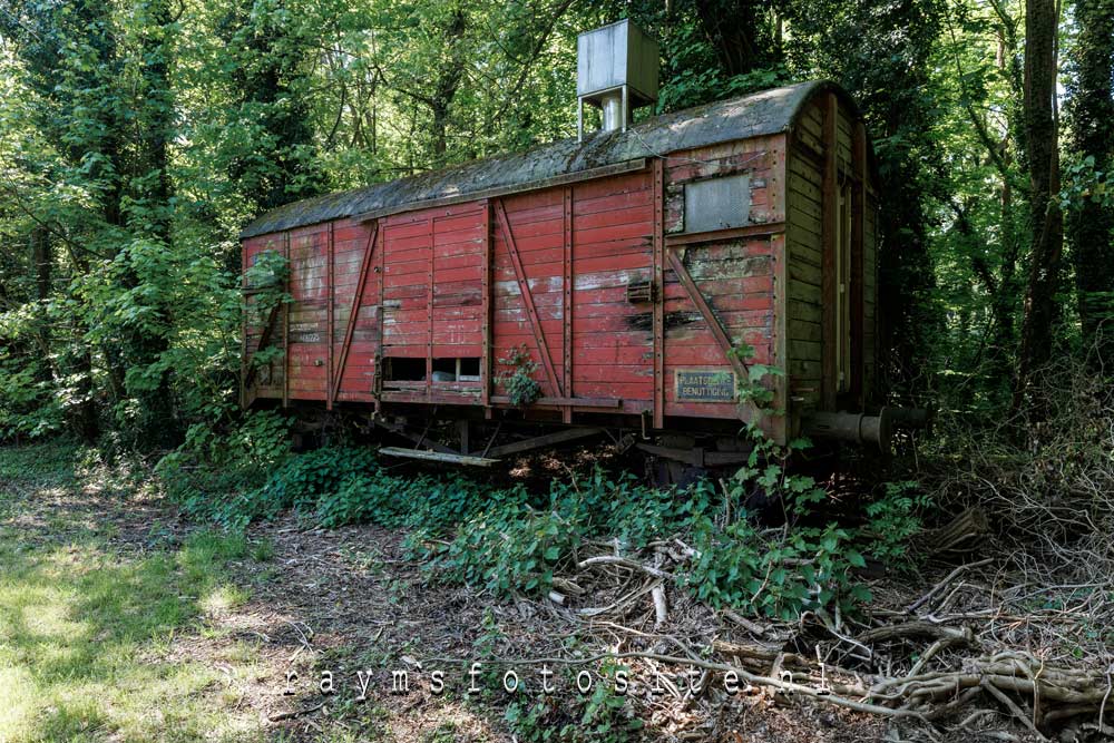 Een oude wagon op een vergeten spoorwegstation.