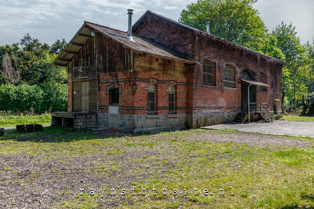 Lost station. Treinstation wat al heel lang niet meer in gebruik is.