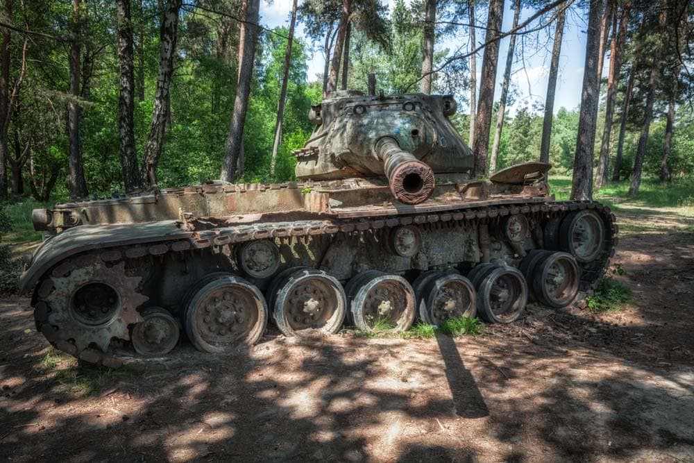 Lost Tanks, Duitsland. Achtergelaten tanks op een verlaten oefenterrein in Duitsland.