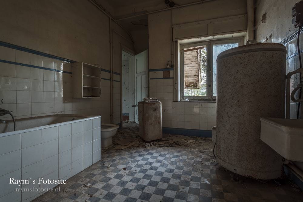 Maison de Viron. De badkamer van deze grote verlaten villa.
