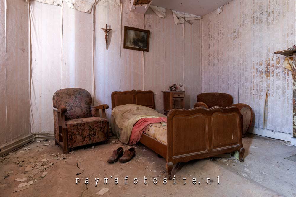 De slaapkamer in deze geweldige verlaten locatie.