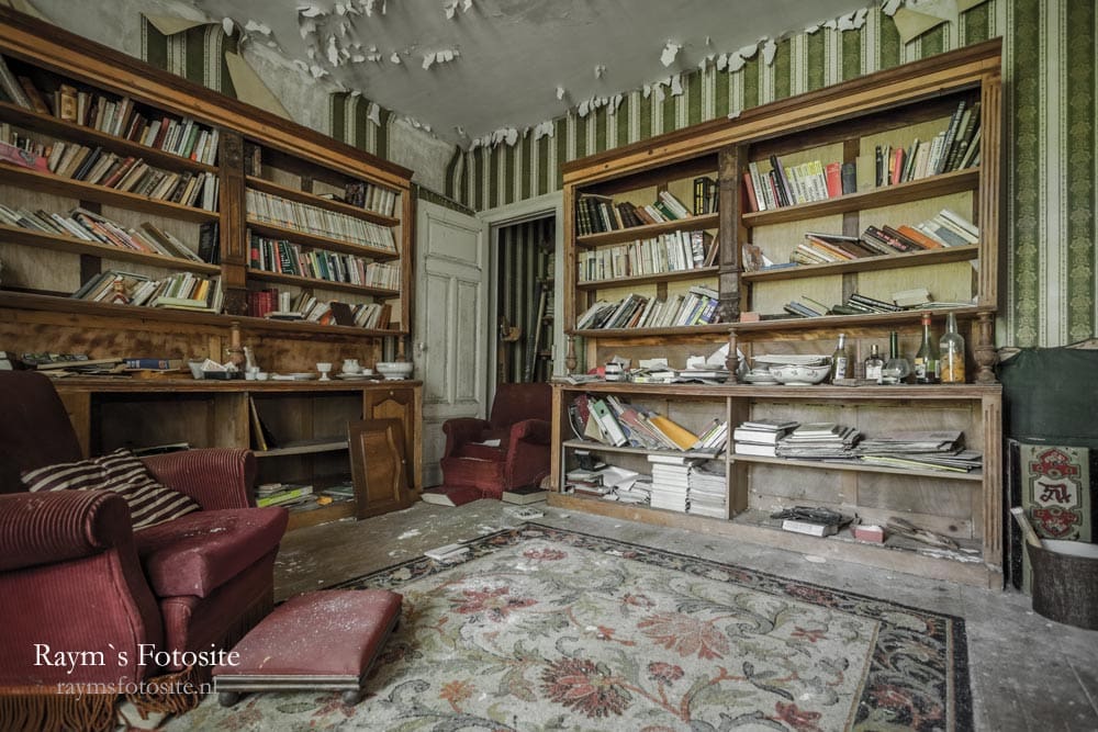 Een ruimte met ontzettend veel boeken. Dit urbex huisje heet ook wel Manoir du Professeur.