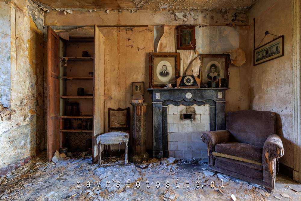 Urbex in België. Prachtige portretten aan de muur in het hele huis.