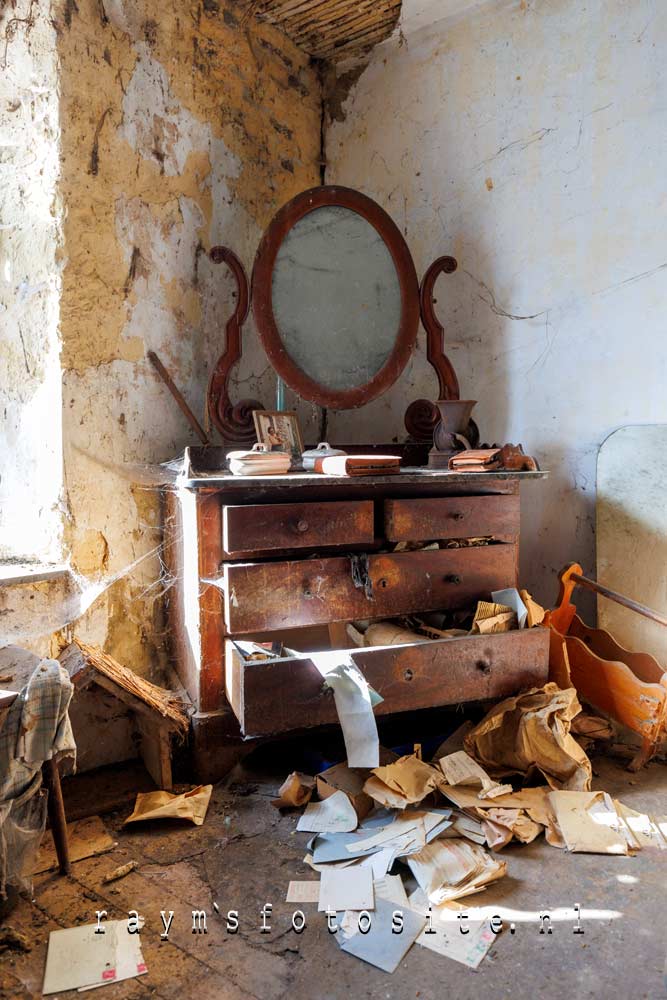 Verlaten huis in België. Prachtige oude kaptafel.