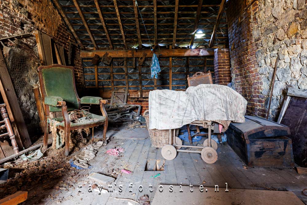 Maison Trombone, urbex België. Poppenwagen op de zolder.