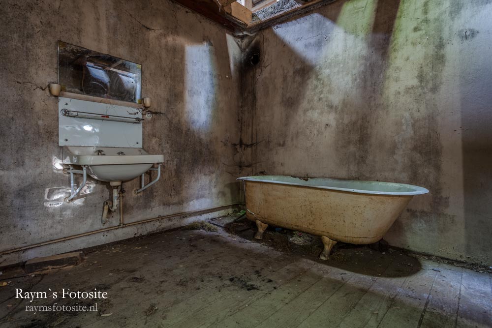 Maison Greiveldinger in Luxemburg. De badkamer van deze geweldige urbexlocatie. Vroeger hing er nog een boiler in het hoekje.