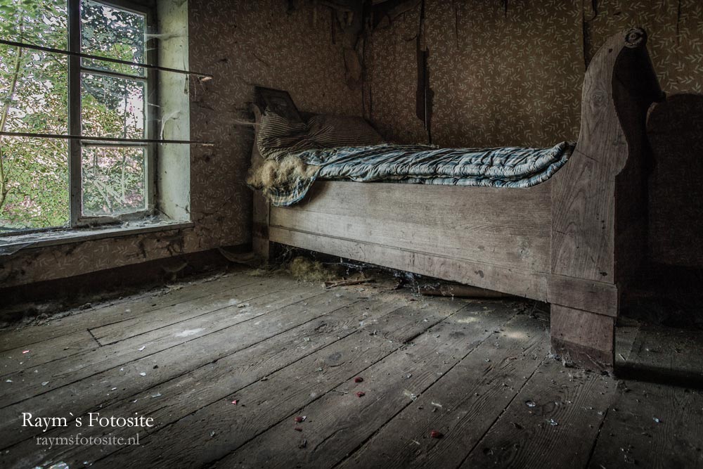 Maison Greiveldinger. Een mooi oud bed die je in die tijd veel zag, onverwoestbaar.