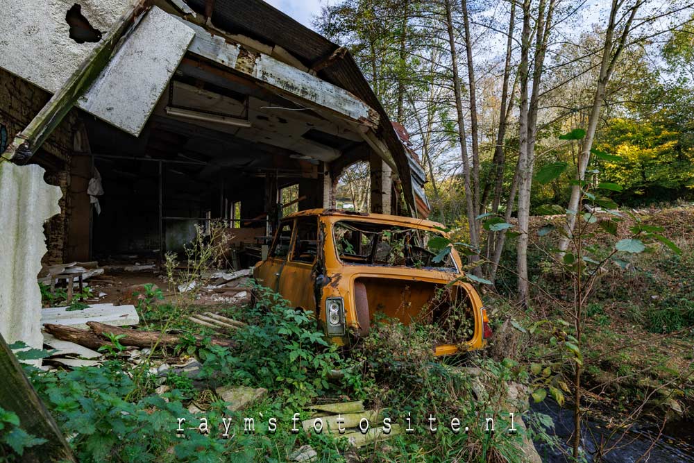 Urbex in België. Er is niet veel meer over van de gele mini.