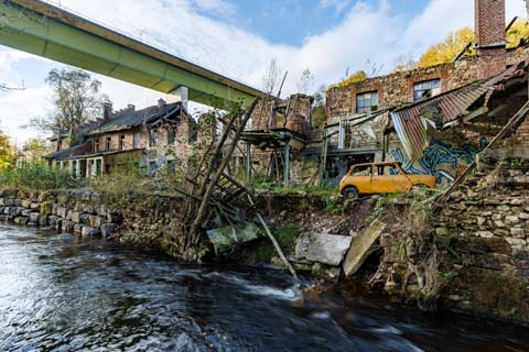 Maison Kamanyola. Een verlaten mini langs het water in België.