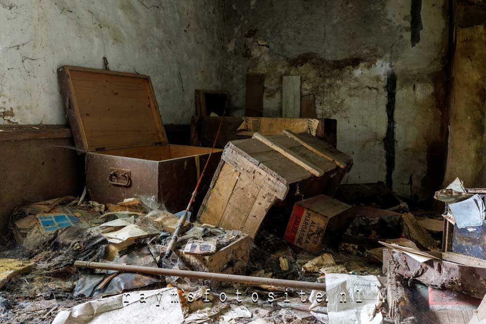 Urbex in België. Oude kisten in een kamertje.