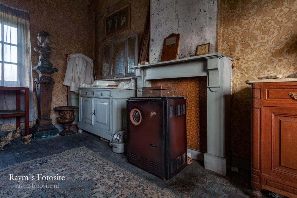 Maison Piron is een verlaten huisje in België. De eigenaresse zit sinds 2 jaar in een verzorgingstehuis.