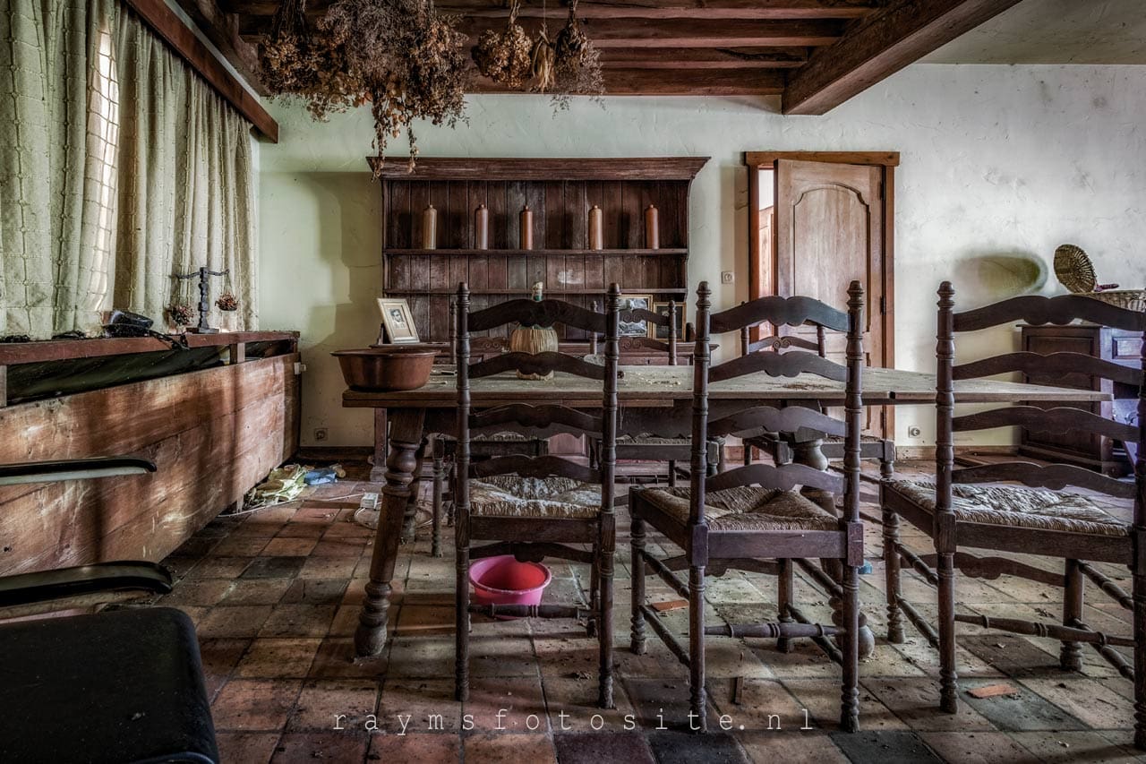 De leuke huiskamer van dit verlaten huis in België.