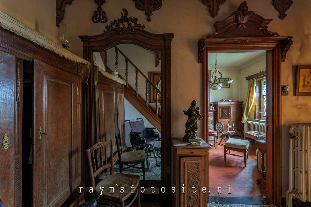 Hier een prachtig doorkijkje naar de huiskamer, Wat een spullen staan hier nog.