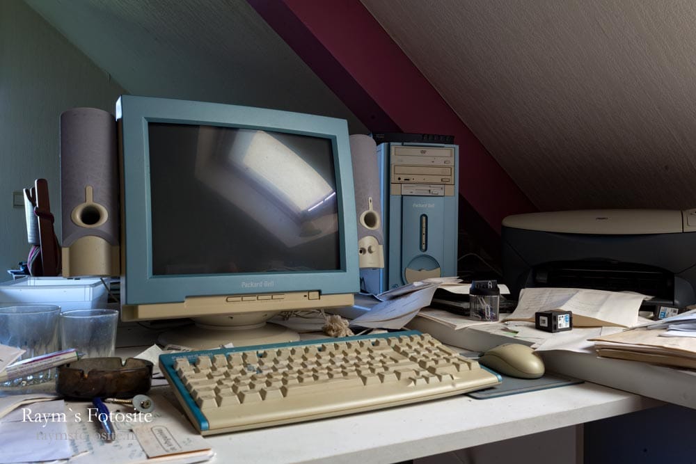 Urbex locatie in België. Een oude computer op deze urbexlocatie.