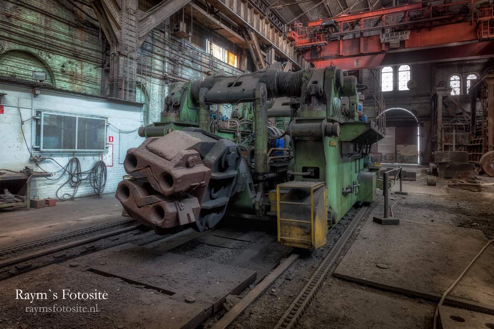 Masters of Steel, België. Deze machine was ongetwijfeld voor het pakken en draaien van de staal walsen.
