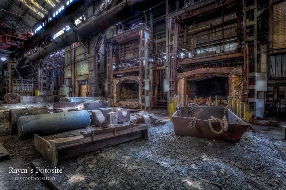 Masters of Steel, België. In deze verlaten staalfabriek zijn wel een 12-tal ovens.