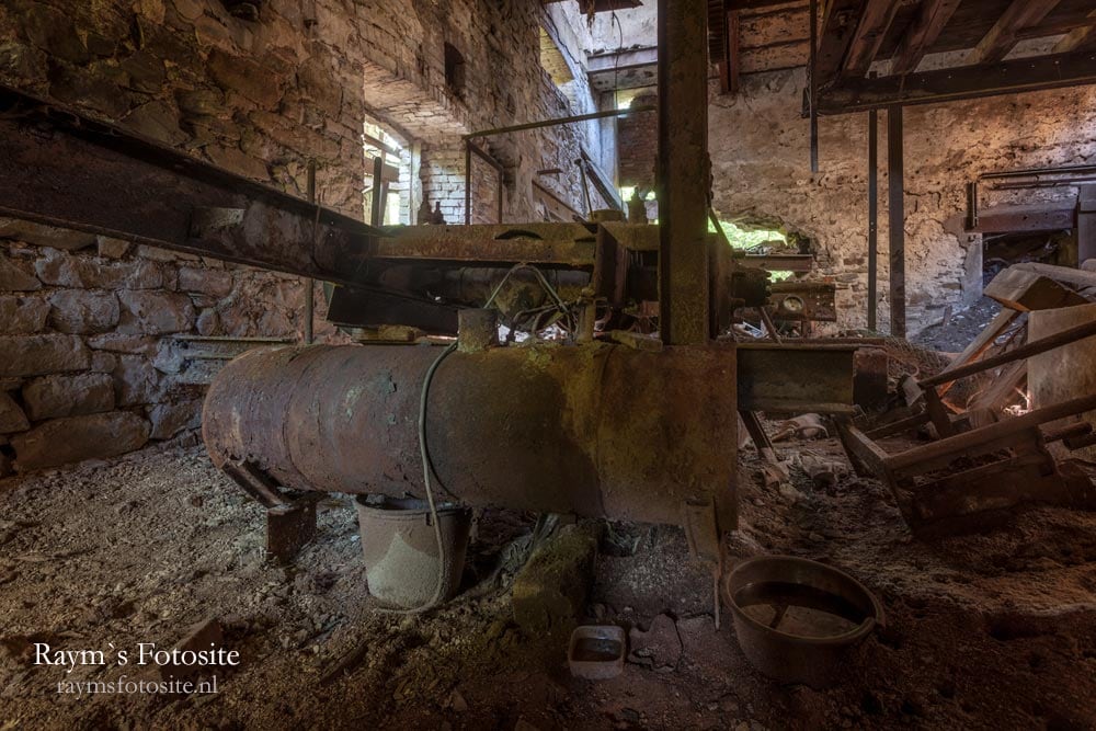 Deze oude steenfabriek was al flink vervallen. Hoe lang zal het leegstaan, 35 jaar?