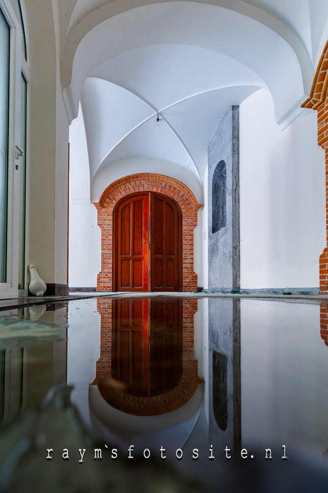 Monastery Carmel. Weerspiegeling in een plas water.