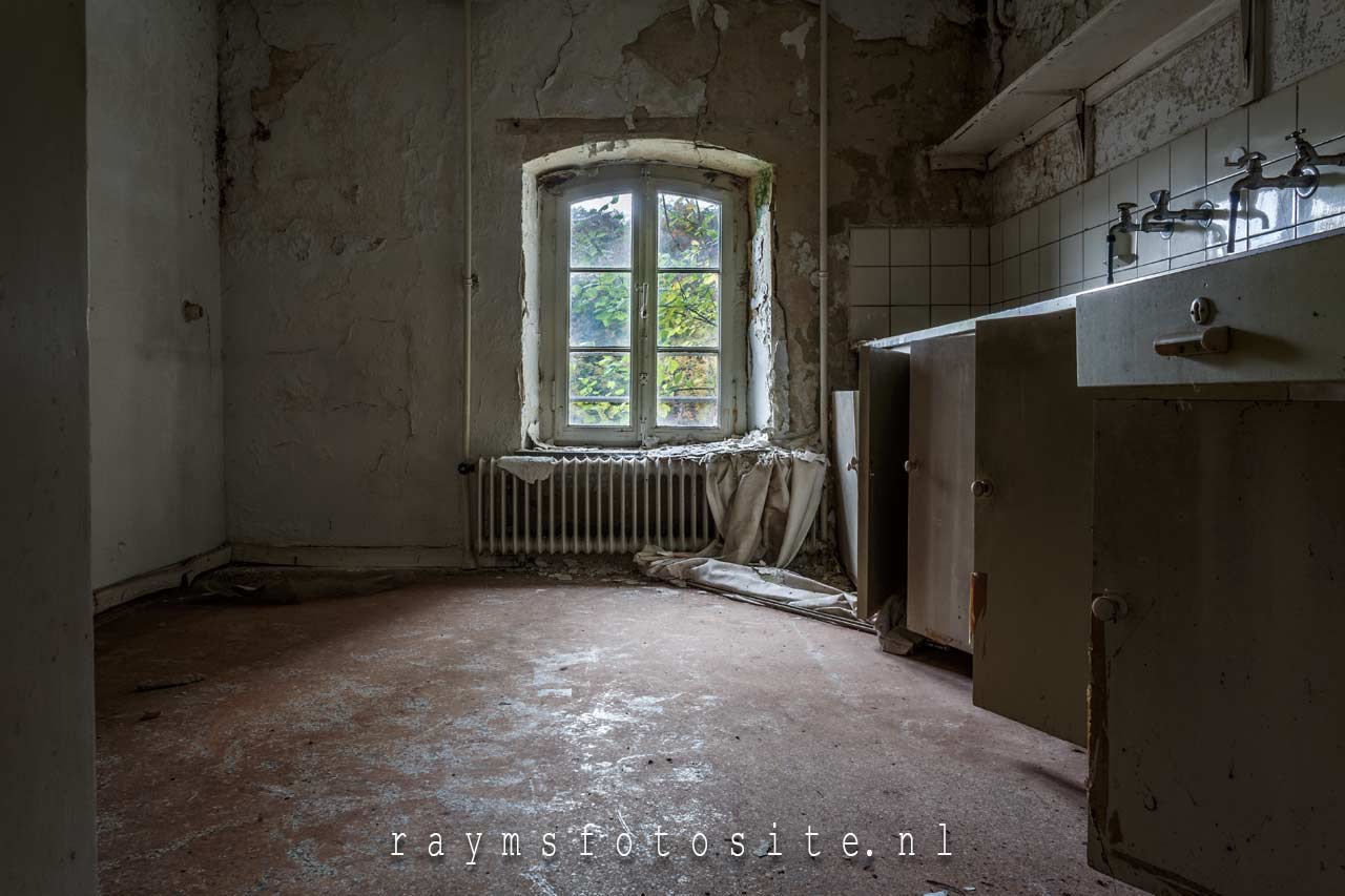 Oude keuken in een verlaten klooster.