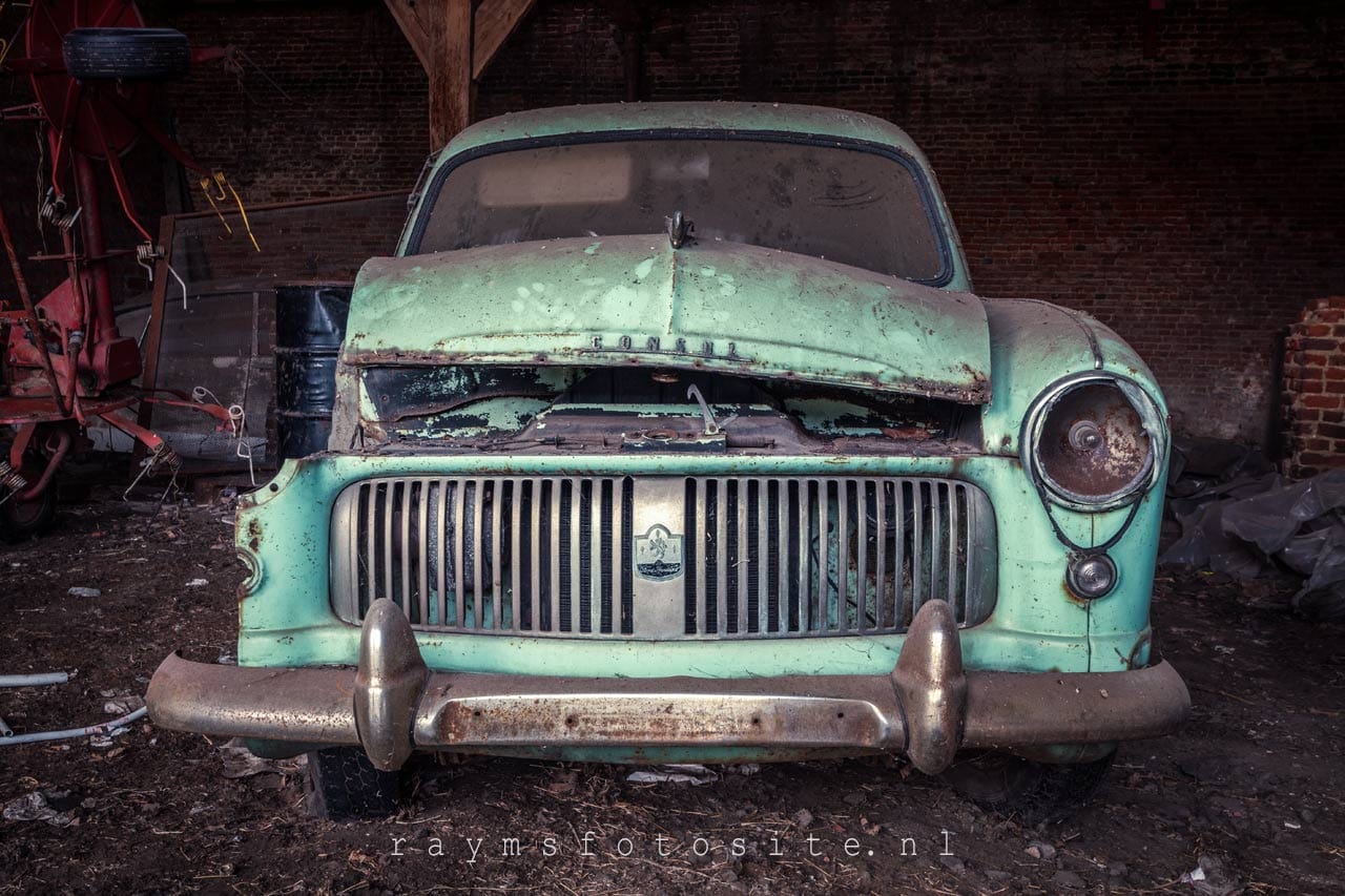 Oldtimer Barn, urbexlocatie.  Een schuur met een Citroën DS en een oude Ford Consul.