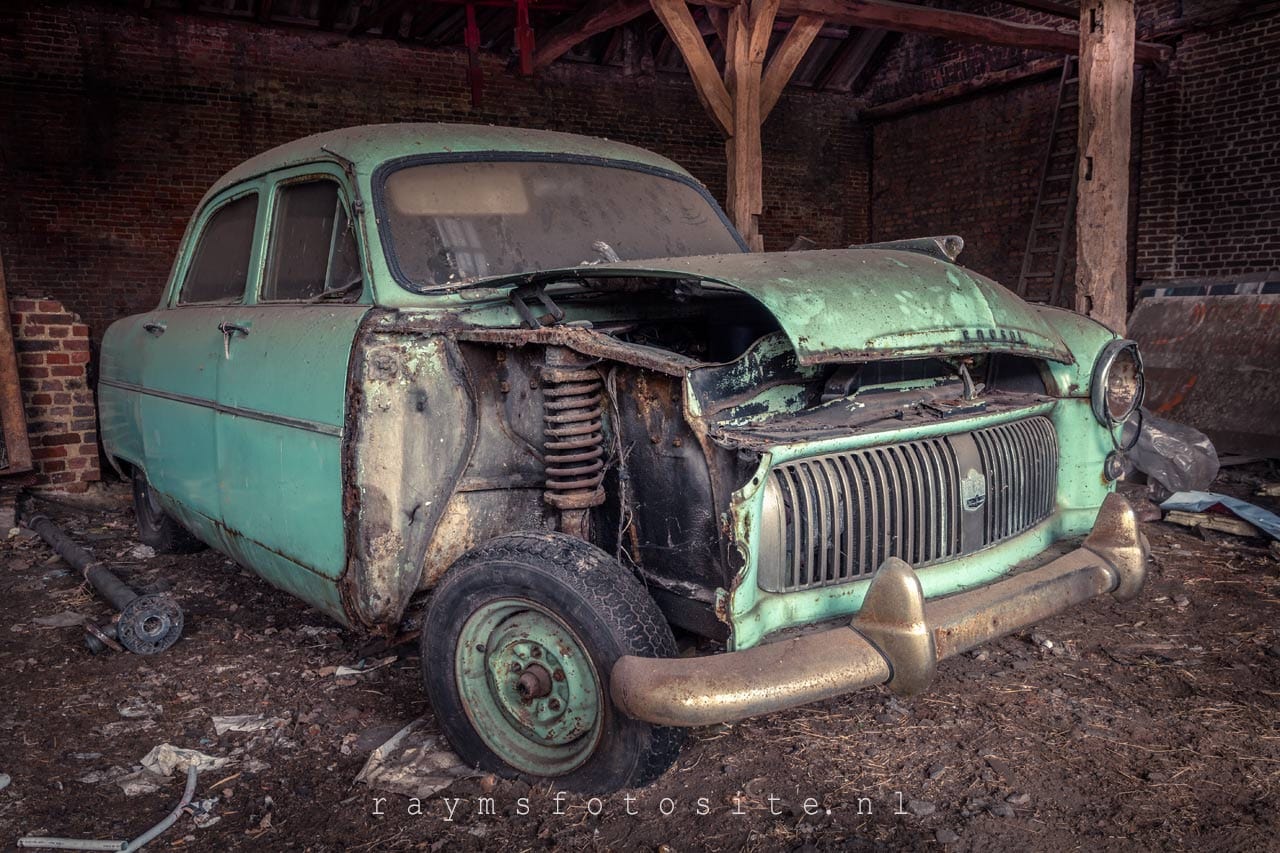Oldtimer Barn, urbexlocatie.  Een schuur met een Citroën DS en een oude Ford Consul.