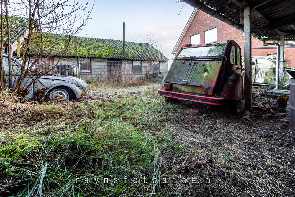 Urbex in België. Verlaten 2 CV Citroëns bij een boerderij.