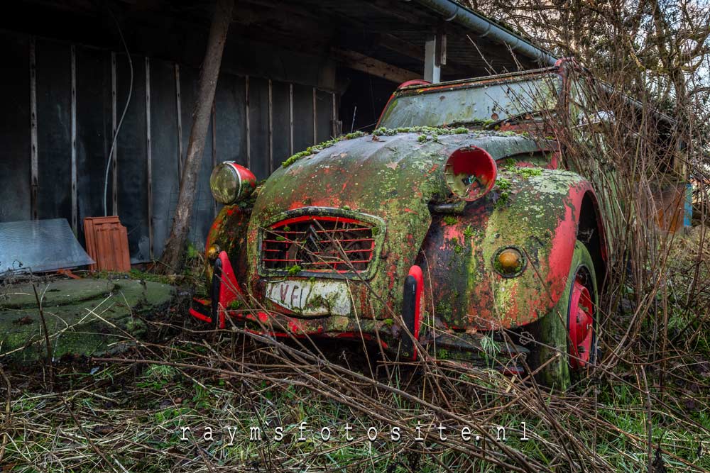 Deux Chevaux Farm. Er zit al mos op deze oude Citroën.