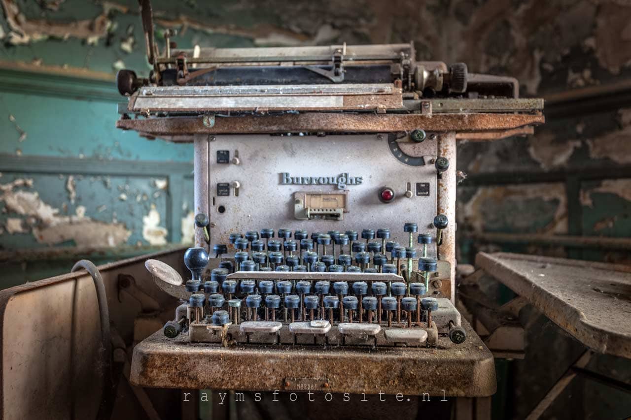 Out of office urbex België. Een prachtige oude typemachine.