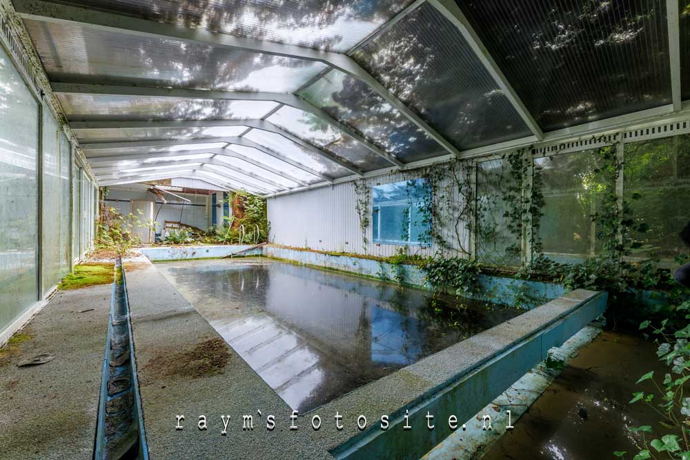 Pool of Decay. Fotogeniek verlaten zwembad ergens in België.