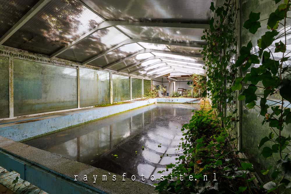 Pool of Decay. Naast dit zwembad was een verlaten huis, maar helaas leeg.